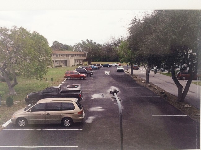 Marco Island Garden Apt Parking - 529 Tallwood St