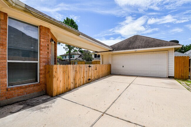 Building Photo - 12823 Dadebrook Ct