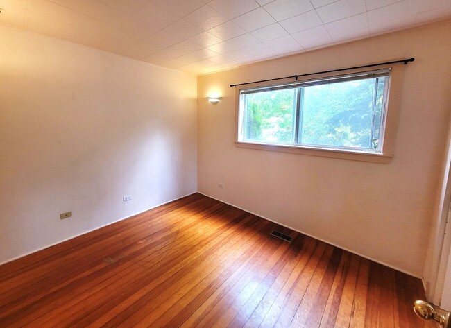 Building Photo - Charming Three Bedroom Home with Large Fen...