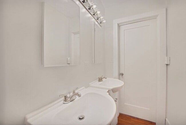 Building Photo - Renovated 2 Bedroom in Downtown Victorian Complex