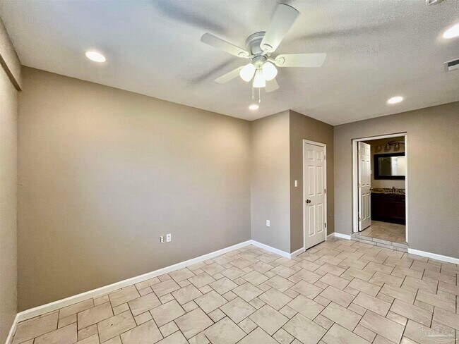 Building Photo - 1127 Redwood Ln