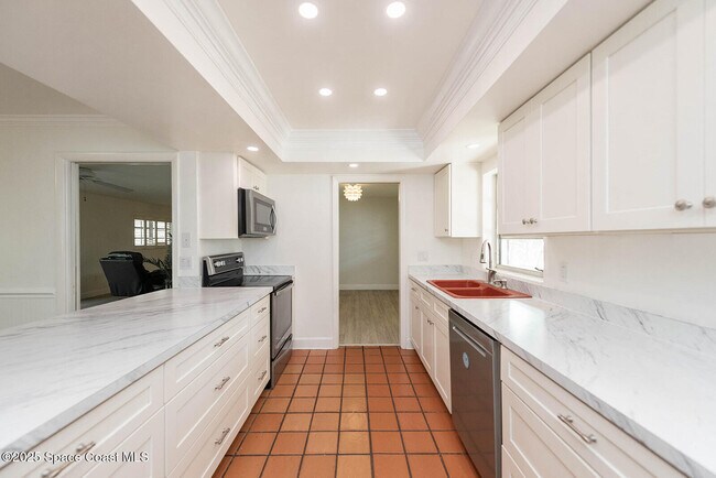 Building Photo - 508 Poinsettia Rd