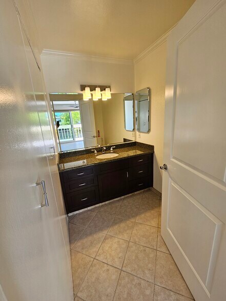 Powder room - 1200 Opal St