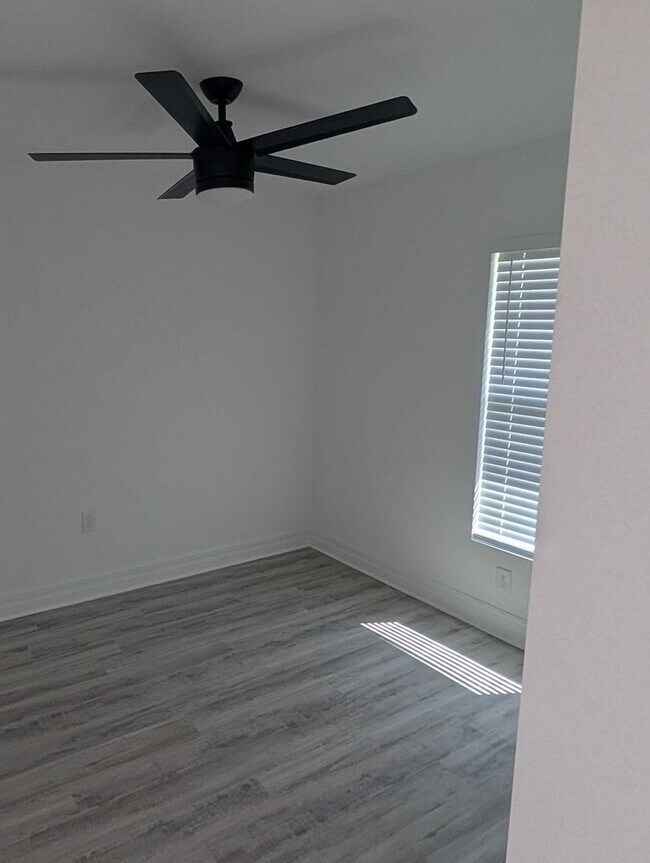 Building Photo - 3026 NE 6th Pl