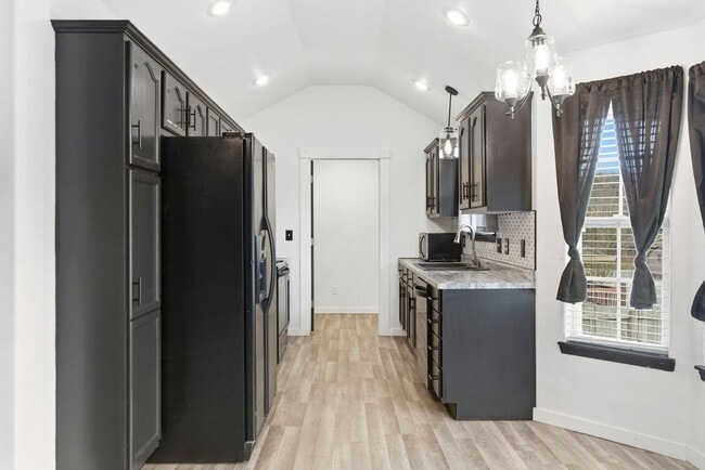 Building Photo - 3 Bedroom | 2 Bathroom | 2 Car Garage | Springfield MO | Fenced Back Yard!