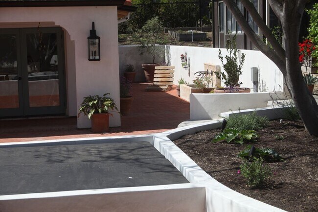 Building Photo - 2753 Redondo Cir