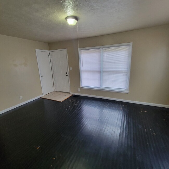 Building Photo - CUTE NORTH-EAST INDIANAPOLIS HOME 2 BEDROOMS ONE BATH W/ GARAGE!