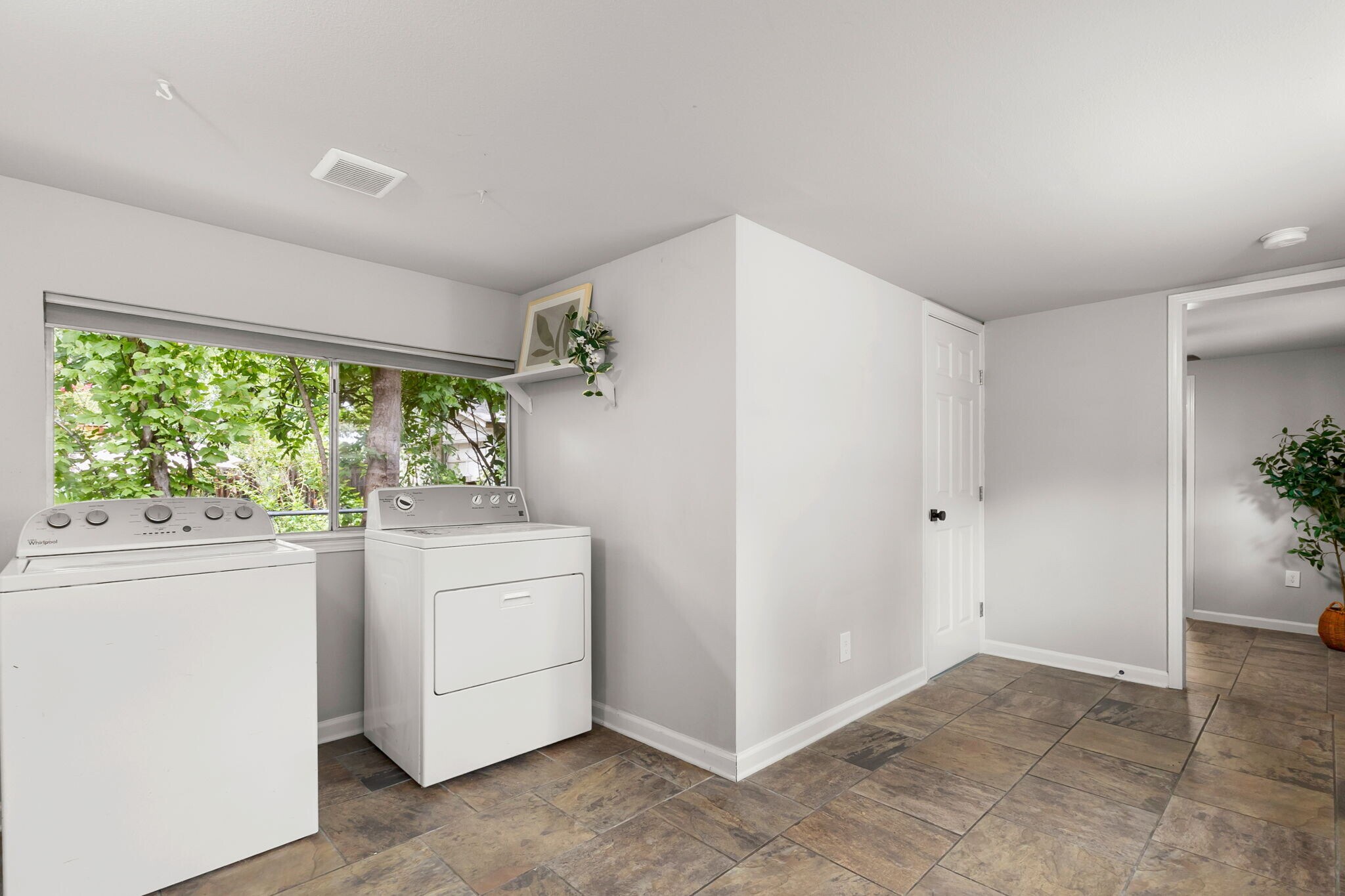 Washer & Dryer included - 815 Gunter St