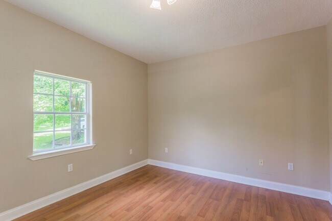 Building Photo - Charming home on River Canyon Drive