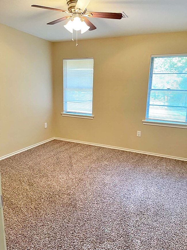 Building Photo - Great 4 Bdrm 2 Bath Home for Lease in Gainesville, Tx