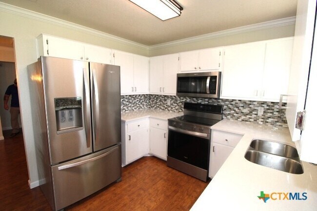 Building Photo - 3303 Solomon Dr