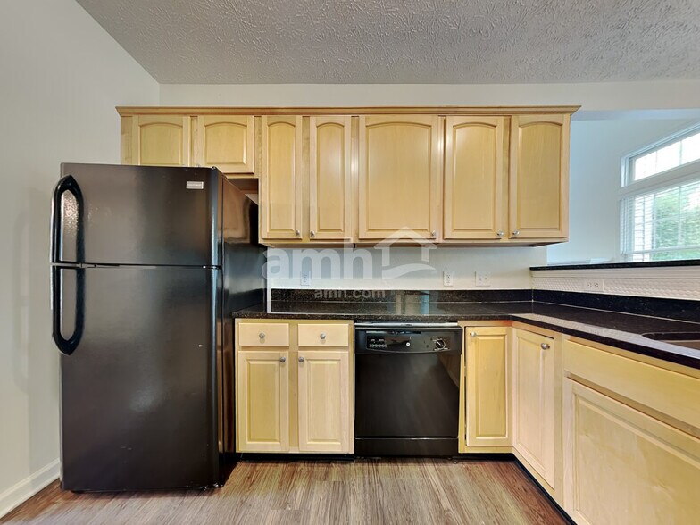 Building Photo - 551 Montgomery Dr