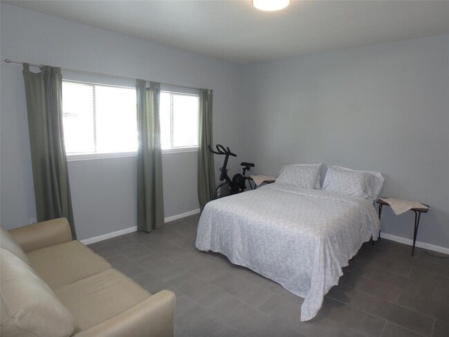 Building Photo - 127 April Point Dr S