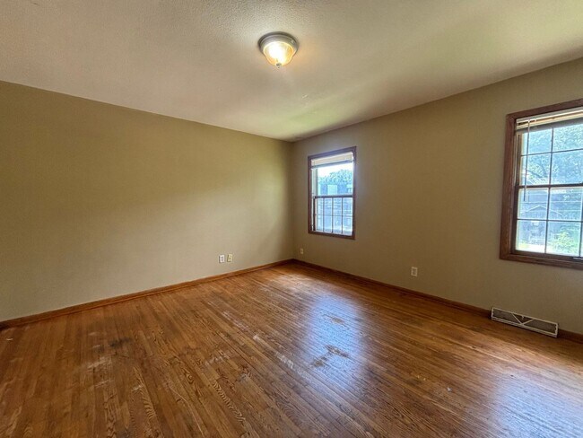 Building Photo - Awesome 3 BR/1 BA End-Unit Townhome in Minneapolis!