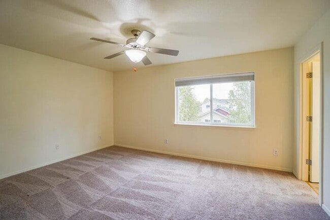 Building Photo - THREE BEDROOM TOWNHOUSE