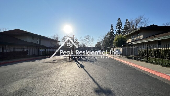 Building Photo - Very Nice Greenhaven 2bd/1ba Condo in Gated Community - Must See