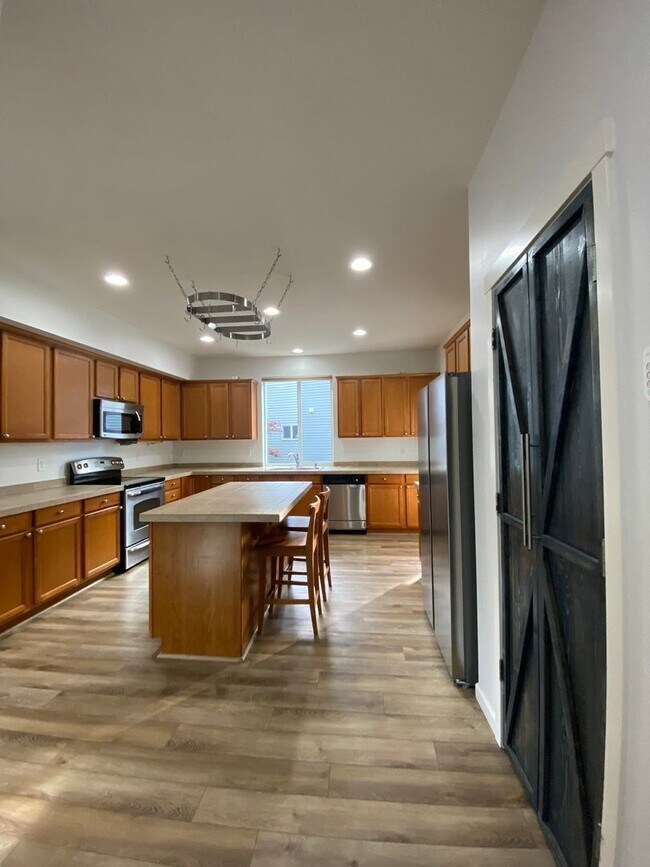 Building Photo - Pride of Ownership in this 3 BDRM, 2.5 BAT...