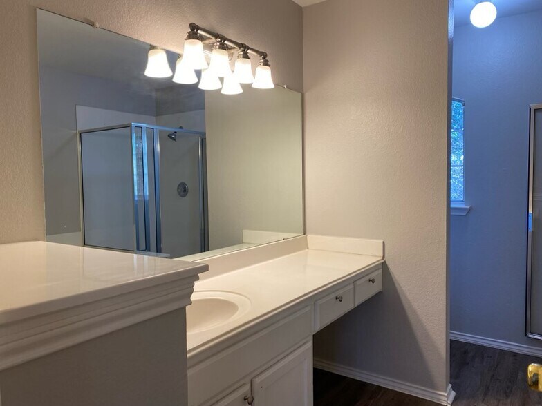 Building Photo - 2326 Clover Ridge Dr