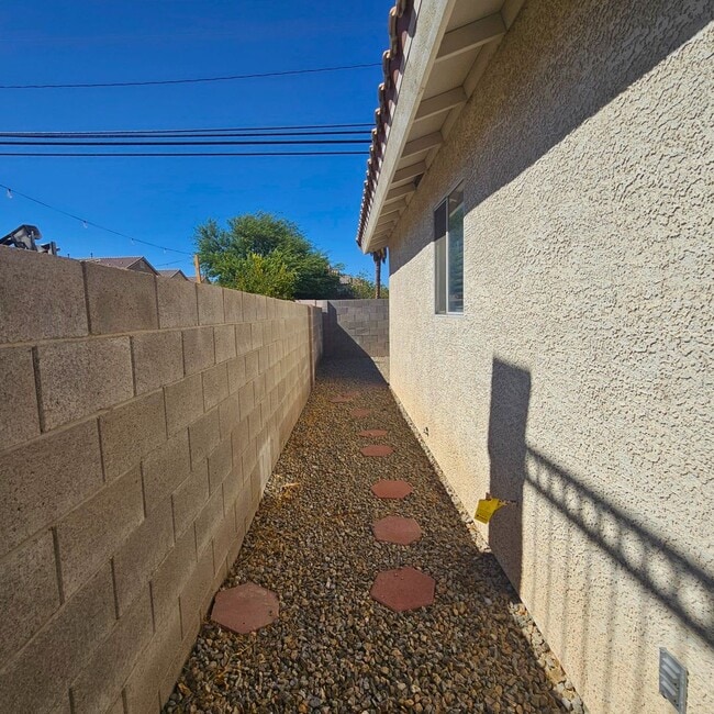Building Photo - MOVE-IN READY 3BR/2BA SINGLE FAMILY HOME I...