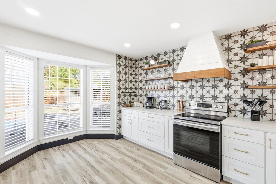 Building Photo - 6440 Knoll Ridge Dr