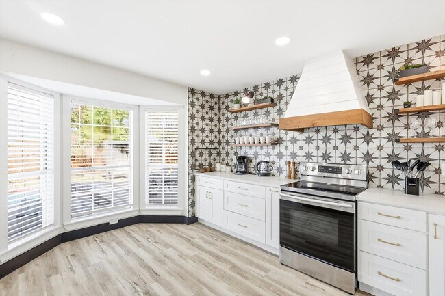 Building Photo - 6440 Knoll Ridge Dr