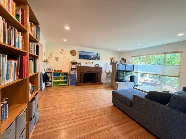 Building Photo - Spacious 5BD/2BA Home in San Carlos with S...
