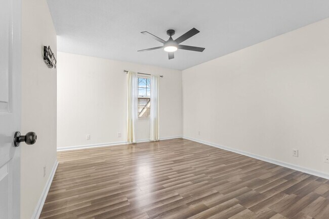Building Photo - Beautiful Condo in Sango
