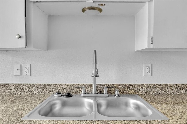 Building Photo - 2414 B Patrick Henry St