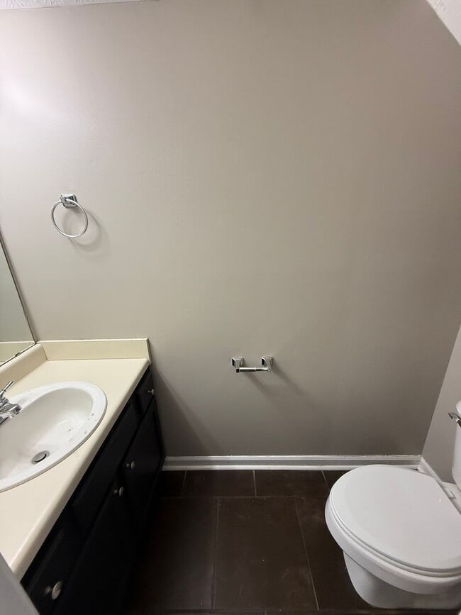 Building Photo - 2 Bed / 1.5 Bath