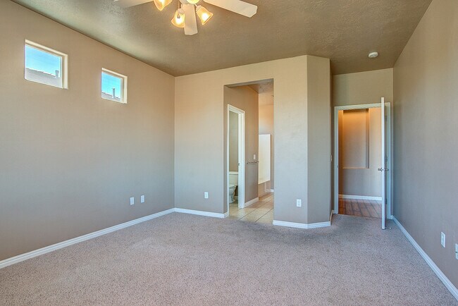 Building Photo - Beautiful Coral Canyon Home with Modern Up...