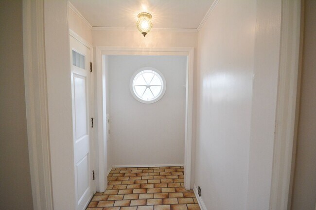 Building Photo - Beautiful 4 Bedroom With Modern and Unique Features Available For Rent NOW!