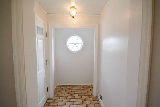Building Photo - Beautiful 4 Bedroom With Modern and Unique...