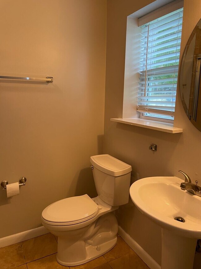 Building Photo - Cute 3 Bed 2 Bath with Fenced Yard