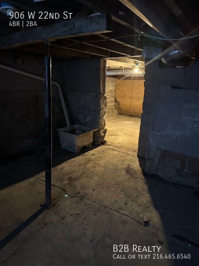 Building Photo - 906 W 22nd St