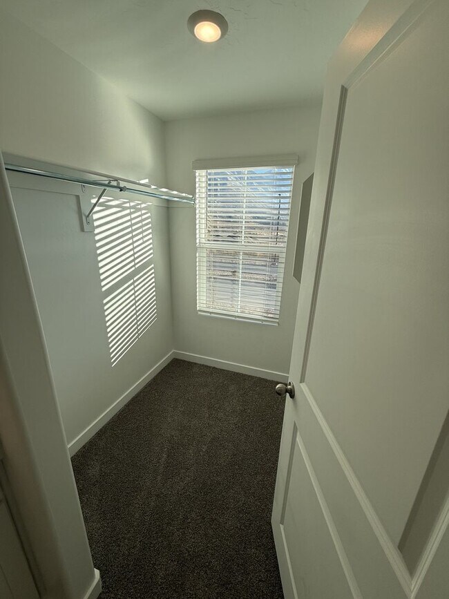 Building Photo - Beautiful Town Home in Salem, UT