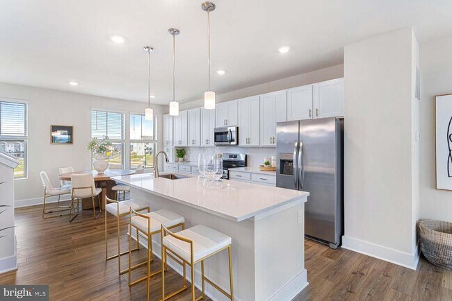 Building Photo - 250 Monroe Ave