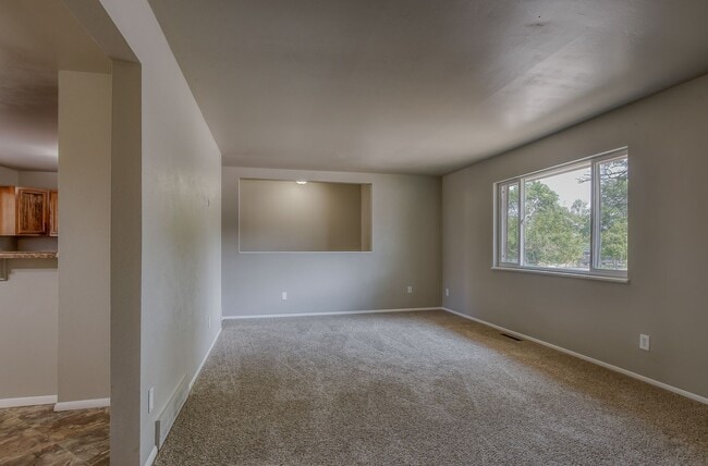 Building Photo - Centrally located 4 bedroom home!