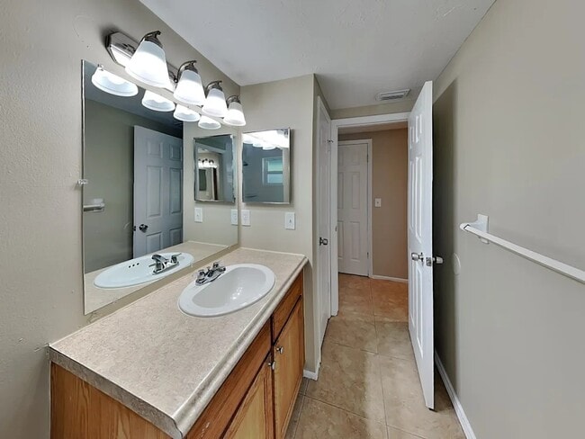 Building Photo - 2833 Linwood Dr