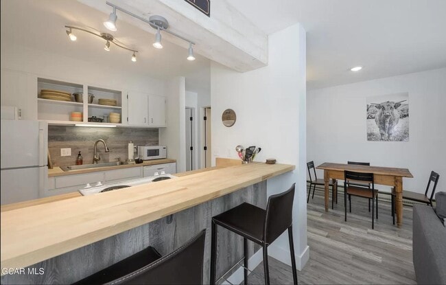 Building Photo - 76 Gcr Mile 22