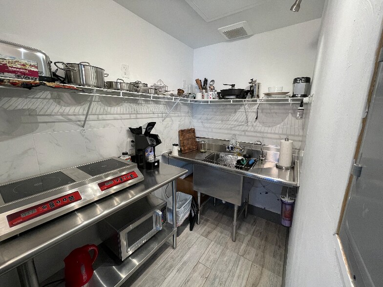 Building Photo - 2116 NE 8th Pl