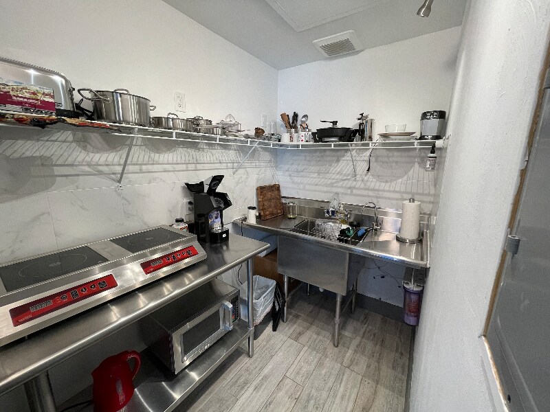 Building Photo - 2116 NE 8th Pl