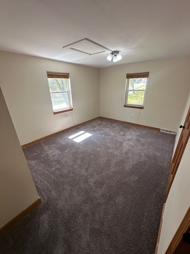 Building Photo - Charming 2BD/1BA Townhome in Burlington’s New North End
