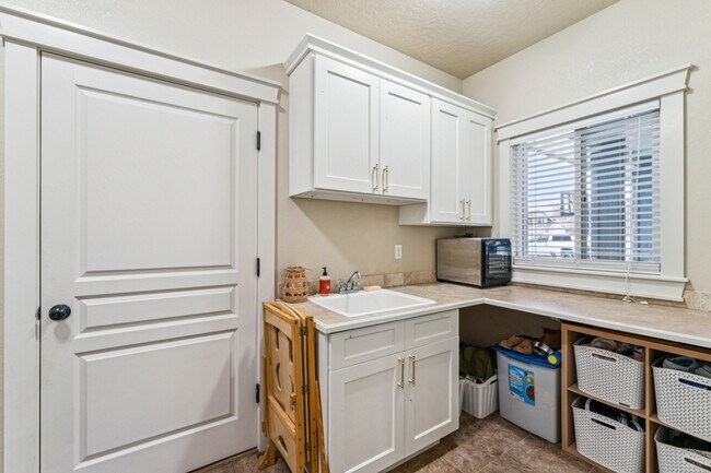 Building Photo - 2012 W Rock Creek Dr