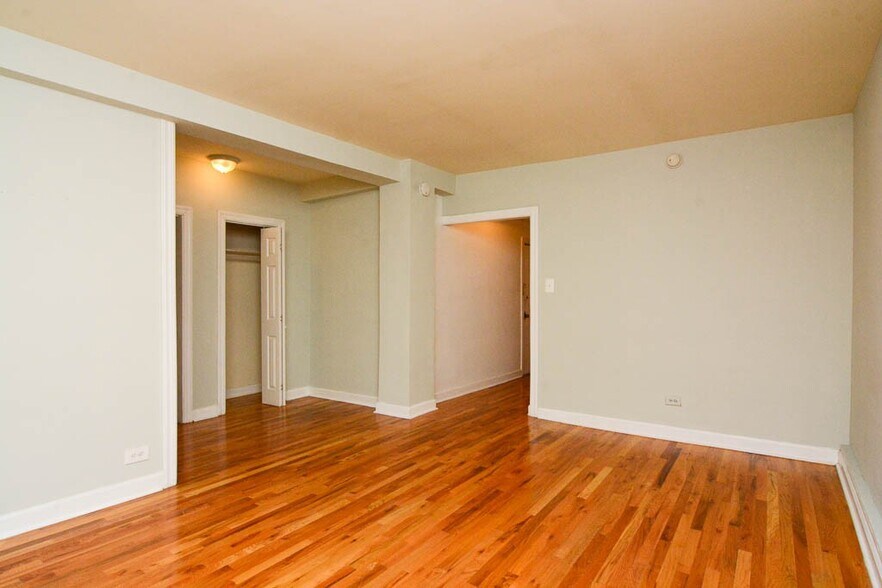 Building Photo - 1352 N Dearborn St