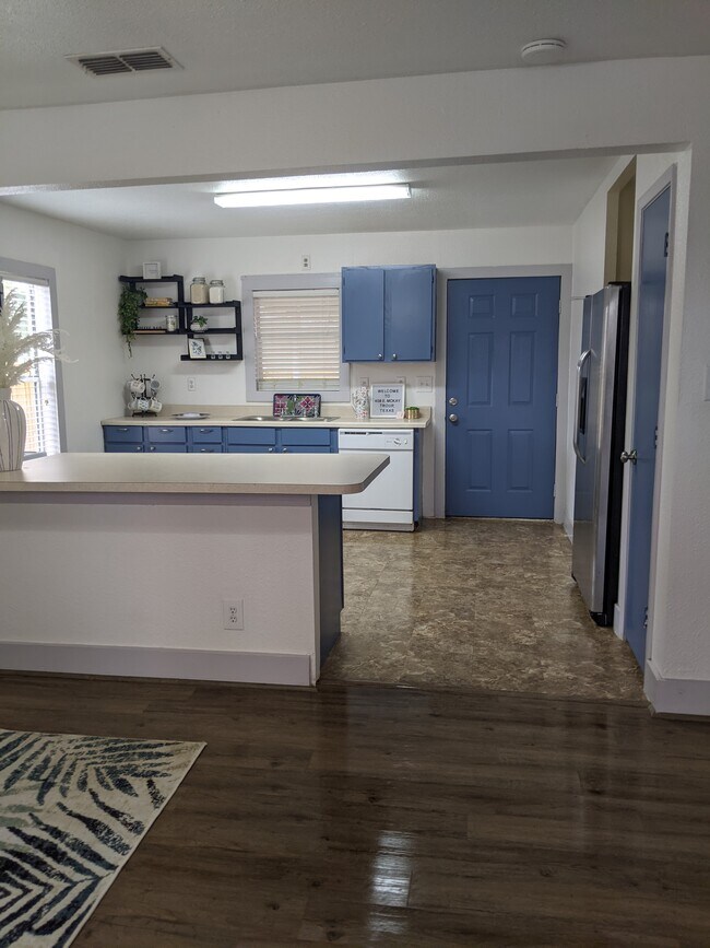 Building Photo - 408 E McKay St