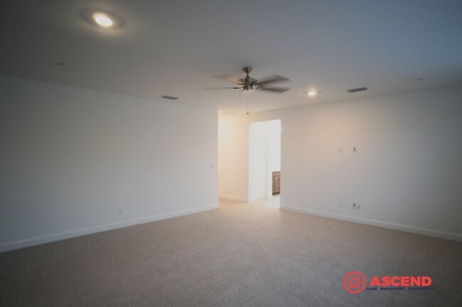 Building Photo - Luxurious 5 bedroom located in Gossamer Grove!