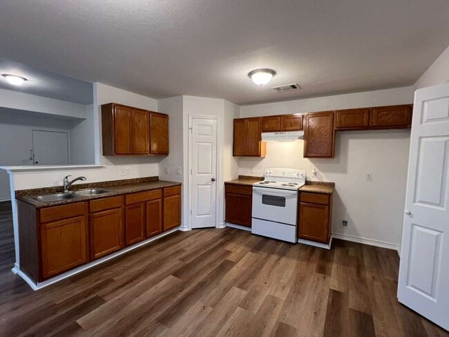 Building Photo - Very well maintained 2 bed 1 bath - move i...