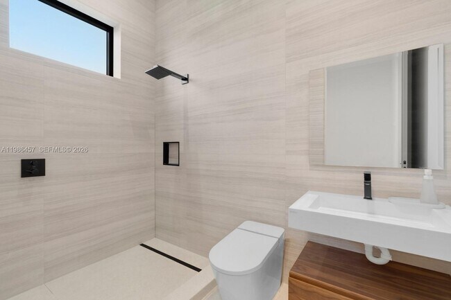 Building Photo - 493 Holiday Dr