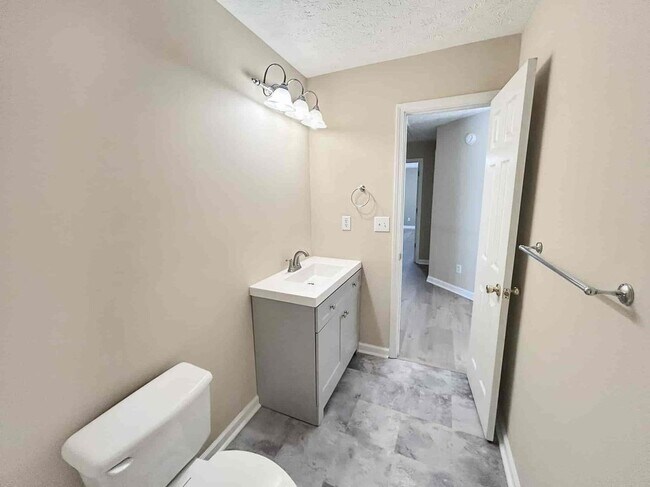 Building Photo - 6090 Farmwood Way SE