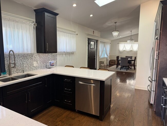 Building Photo - 1316 W 59th St